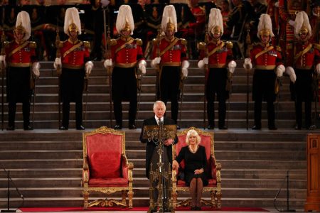 Rei Charles III promete seguir exemplo da mãe em primeiro discurso ao Parlamento