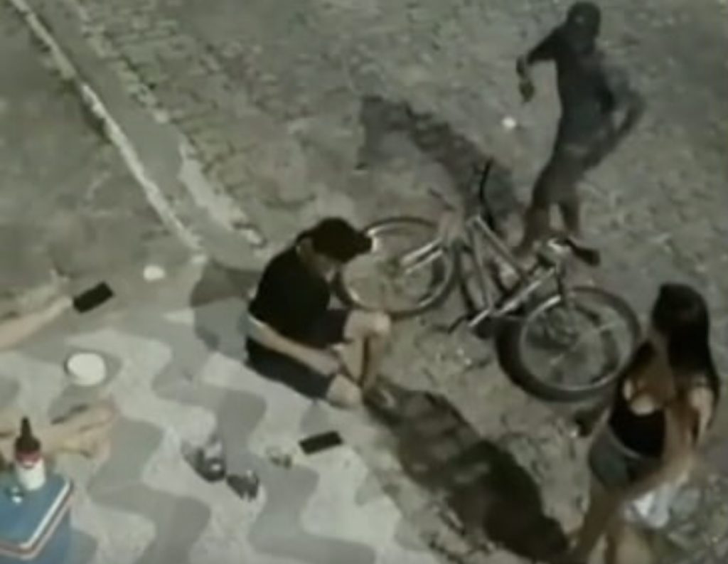 Bandido em bicicleta assalta funcionários de restaurante que bebiam em calçada em Natal