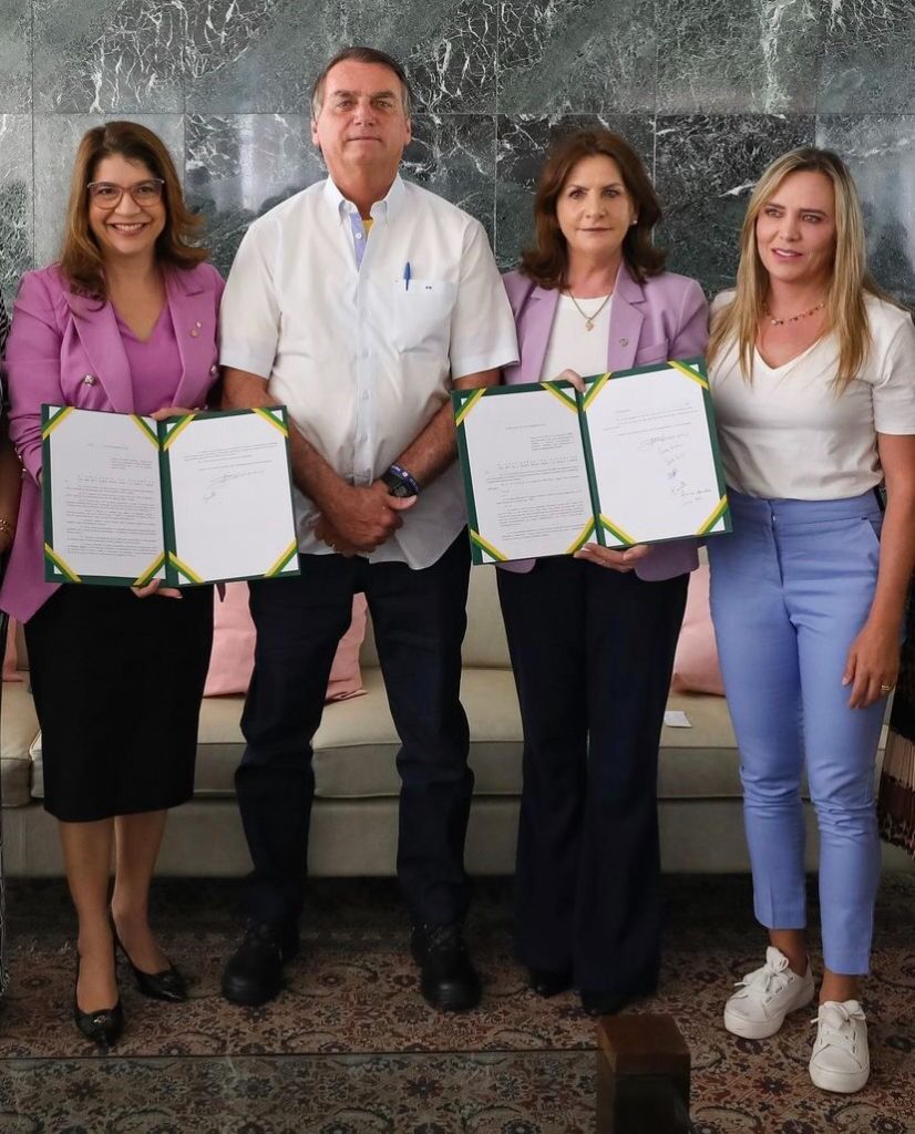 Presidente Jair Bolsonaro sanciona lei de Carla Dickson que cria Agosto Lilás