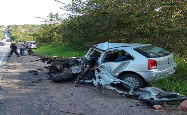 Motorista morre após acidente envolvendo carro de passeio e micro-ônibus na BR-406