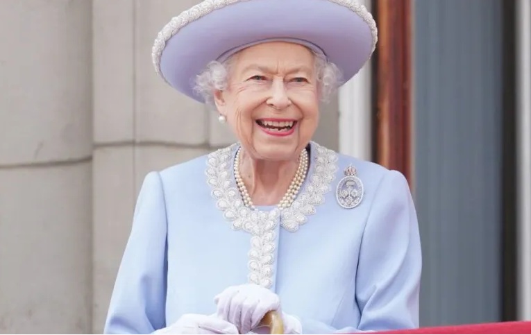 Médicos estão preocupados com saúde da rainha Elizabeth II, diz imprensa internacional