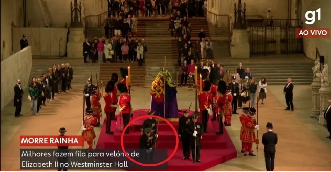 Homem que guardava caixão da rainha Elizabeth II durante velório cai e é socorrido