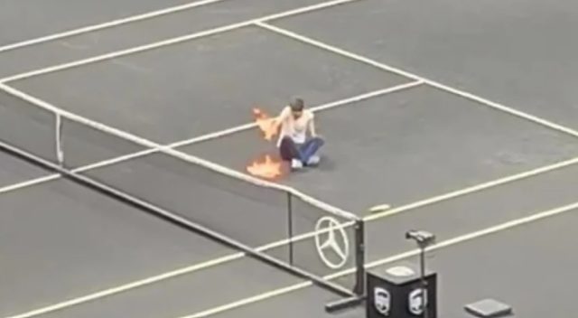 Ativista invade quadra e ateia fogo ao próprio corpo