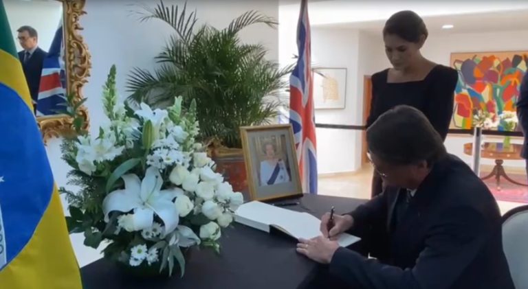 Bolsonaro visita embaixada e assina livro de condolências pela morte da rainha Elizabeth II