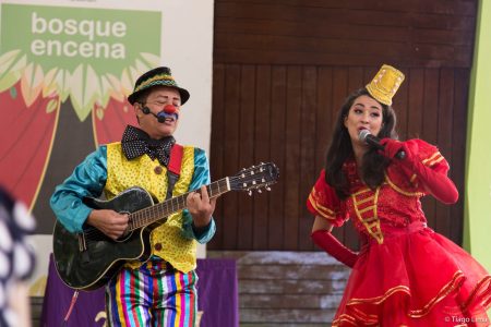 A dupla de palhaços Peteca & Florzinha se apresenta no Bosque Encena