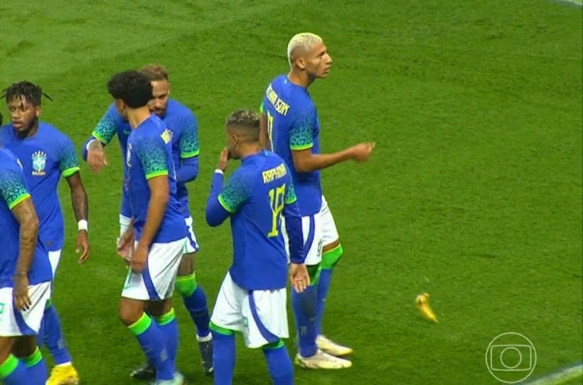 Banana é atirada na direção de Richarlison após gol da seleção diante da Tunísia