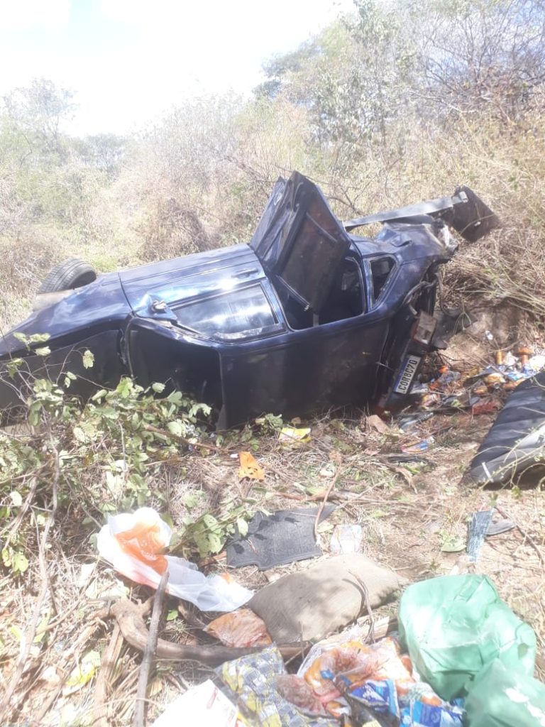 Carro fica destruído em acidente entre Caicó e Serra Negra e ocupantes são socorridos com vida