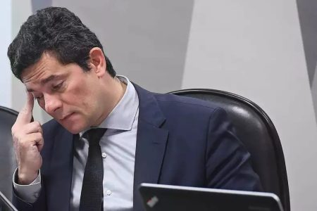 Moro volta a criticar PT no Twitter após ser alvo de operação