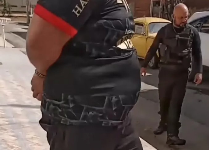 Ladrão se disfarça de policial, algema a vítima e rouba carro dela