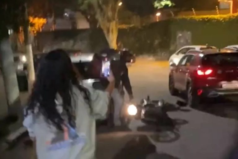 Salles após derrubar moto para escapar de protesto: “Fui atacado por maconheiros”