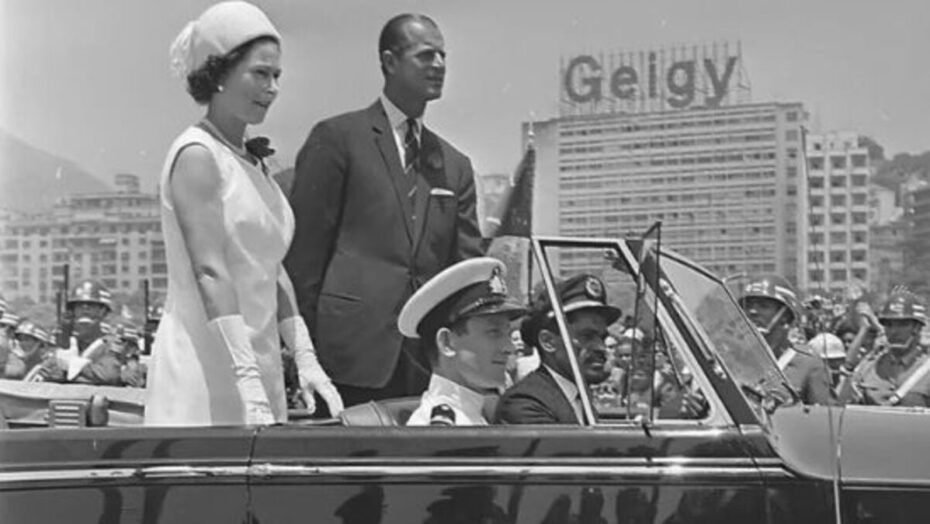 Em única visita ao Brasil, em 1968, rainha Elizabeth II ganhou de presente um casal de onças