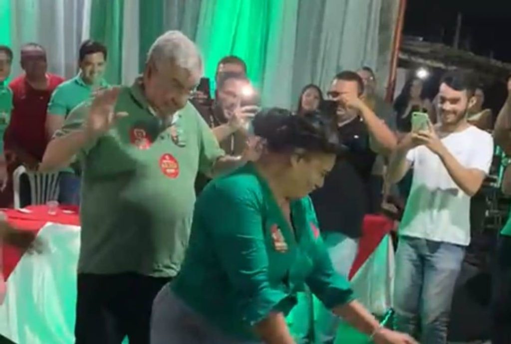 Garibaldi diz que dancinha com eleitora foi fato mais inusitado de sua vida pública