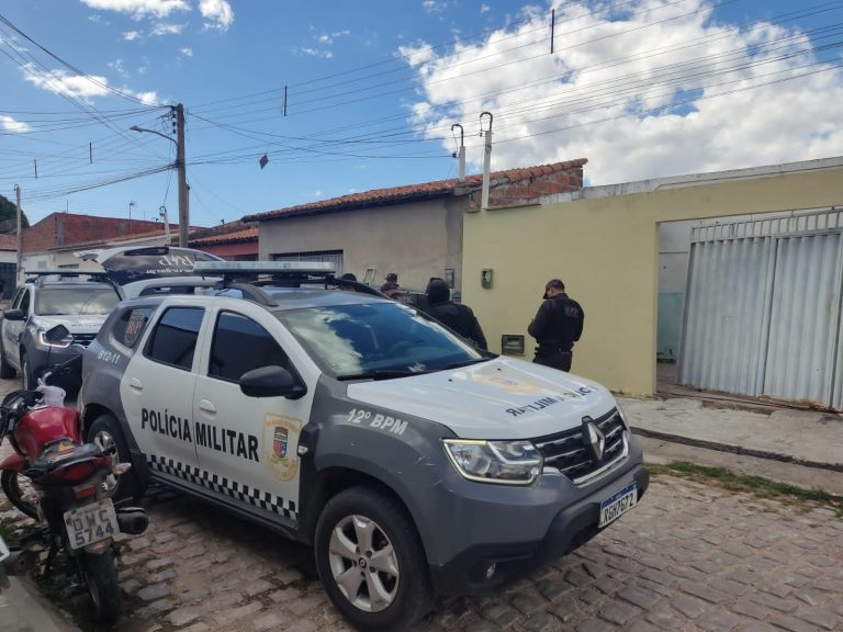 Polícia Militar apreende 12kg de maconha, arma de grosso calibre, munições e prende três suspeitos no Dom Jaime Câmara