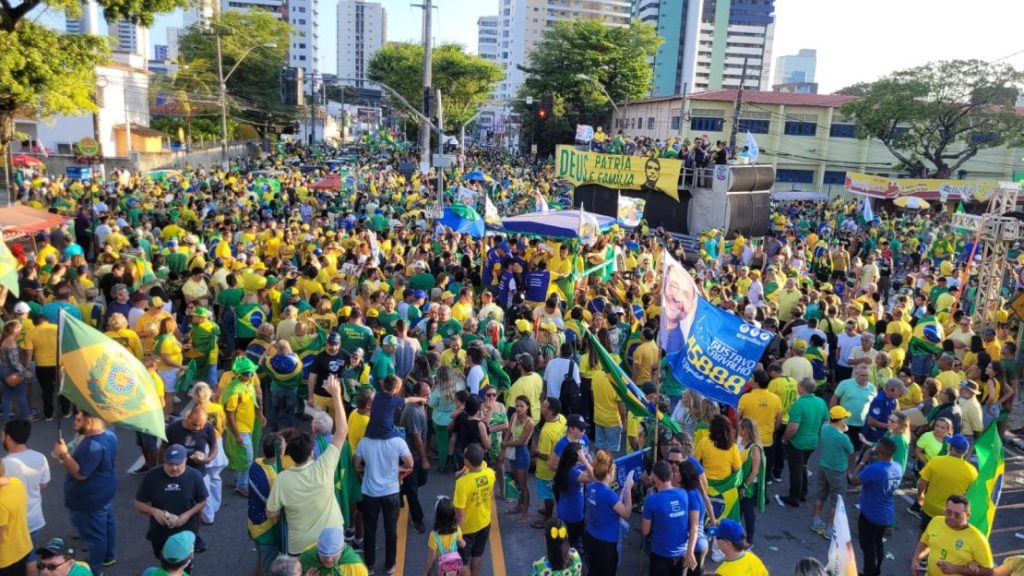 Manifestantes fazem ato a favor de Bolsonaro na Praça Cívica em Natal