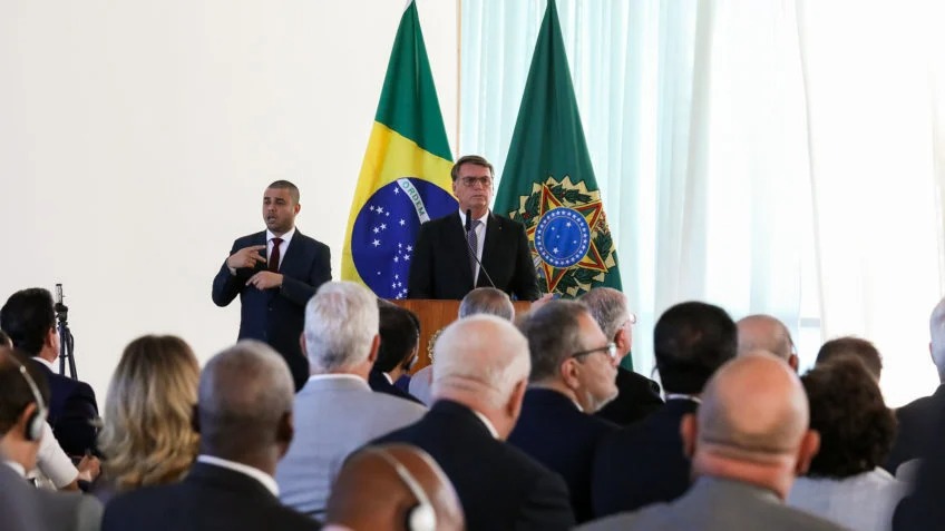Ministra Rosa Weber dá 5 dias para Bolsonaro explicar reunião com diplomatas
