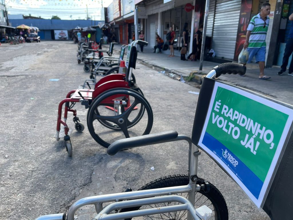 Ação conscientiza motoristas sobre uso de vagas destinadas a pessoas com deficiência, no Alecrim