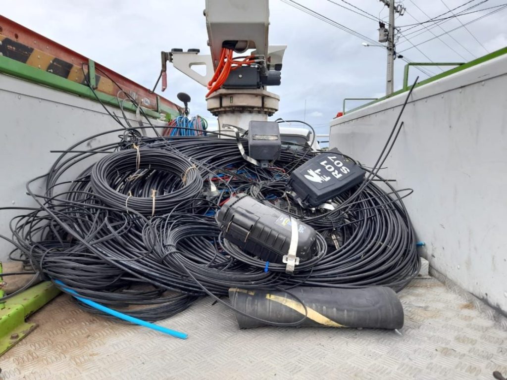 Cosern retira mais de seis toneladas de fios e equipamentos de telecomunicações irregulares no RN