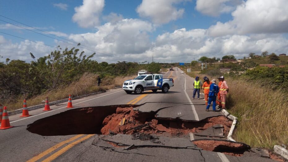 Dnit não tem previsão para reparo em trecho de cratera na BR-101