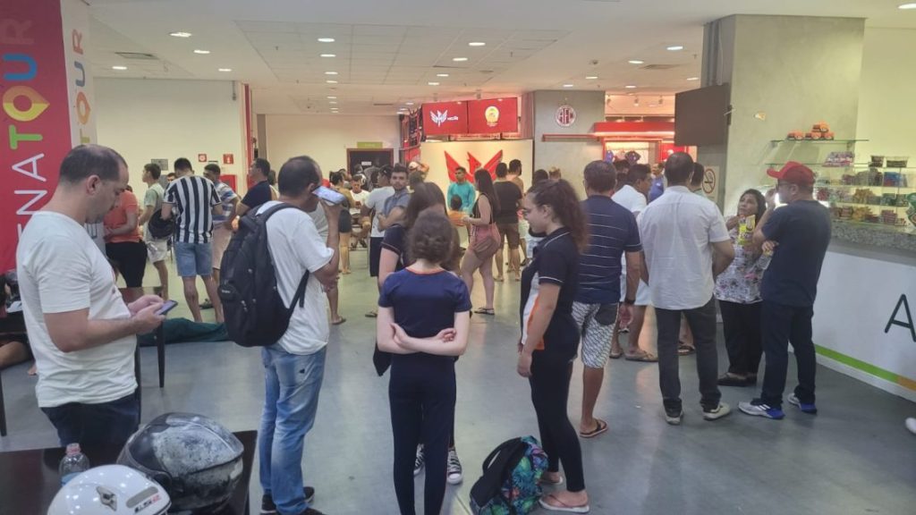 Torcedores do América fazem fila para comprar ingresso da final do Brasileiro