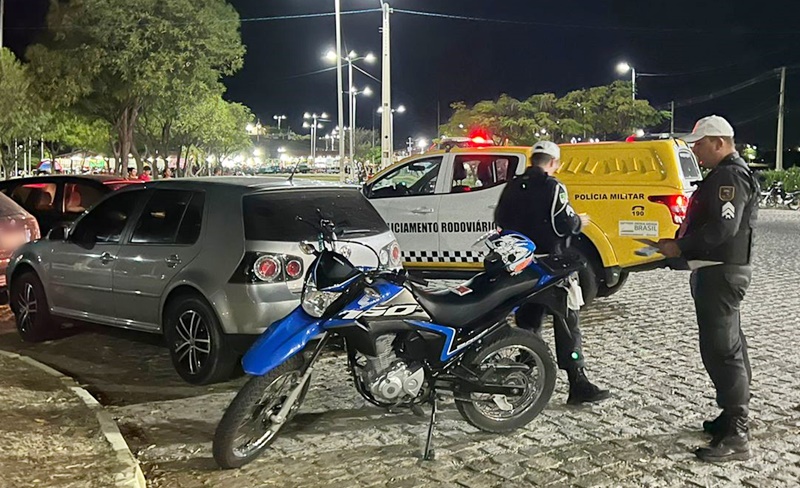 Jovem pratica “grau” na Ilha de Santana, dá de cara com a polícia, e veículo é removido para o pátio do DETRAN