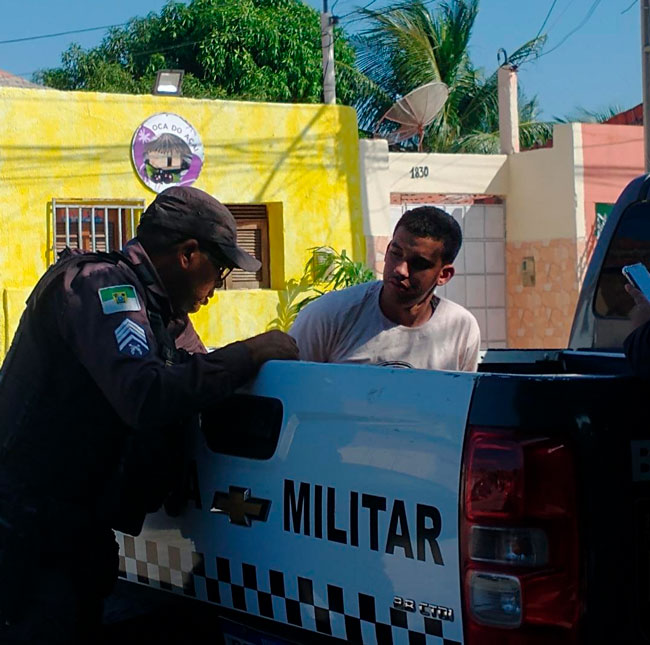 Jovem adultera placa da moto com fita isolante, pratica assalto e a acaba preso pela Polícia Militar em Mossoró