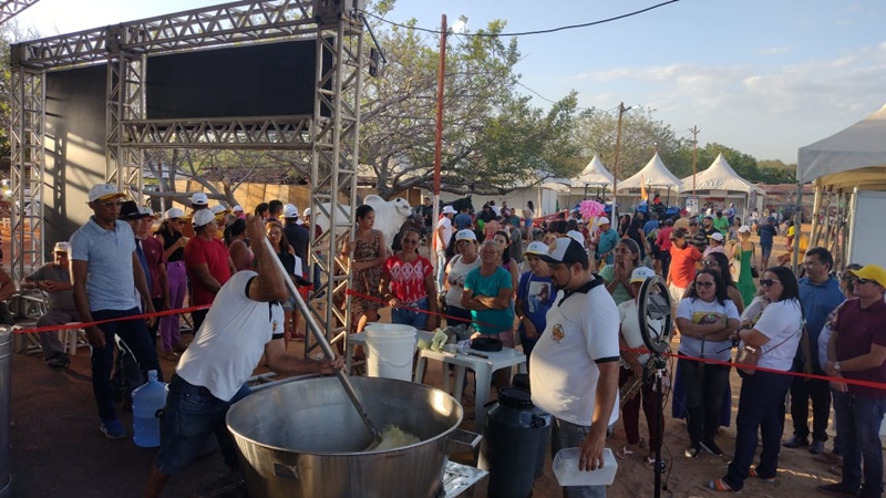 Com 50 anos de história, caicoense faz sucesso em eventos fabricando queijo de manteiga; Pai e filho tem no currículo várias viagens pelo Brasil