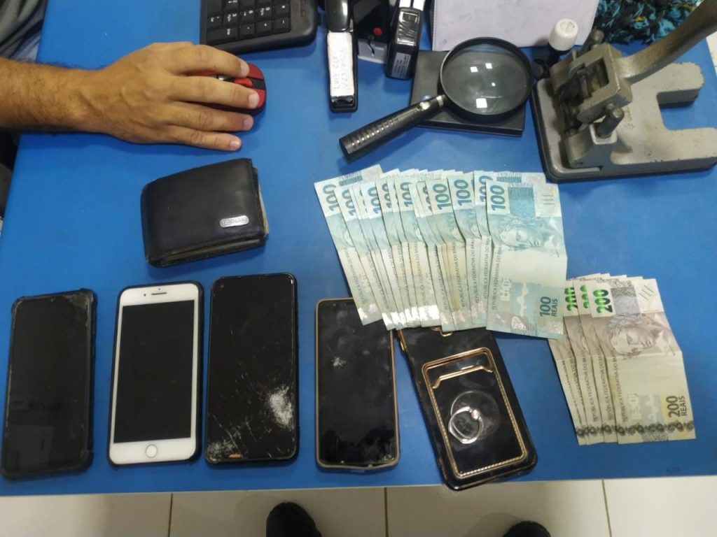 Dupla larga celulares, moto e R$ 2.500 em dinheiro para conseguir fugir da PM no RN