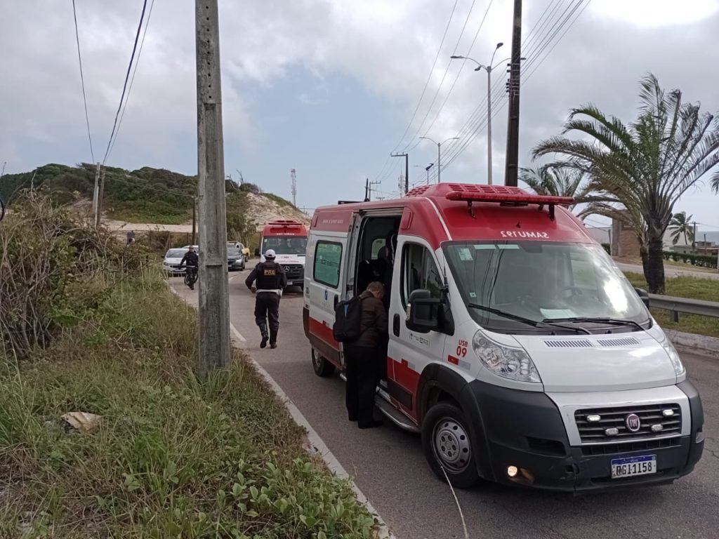 Dois motociclistas colidem e sofrem acidente na Via Costeira, em Natal