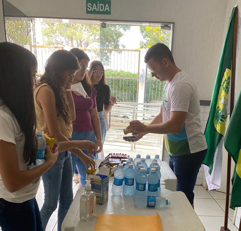 Serra Negra do Norte: Estudantes que farão a prova do IFRN recebem ‘kit prova’ com chocolate, bolinho, biscoito recheado, caneta e água mineral