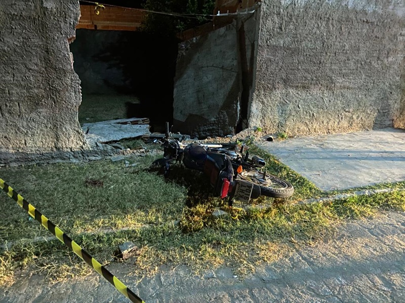 Jovem morre após impacto violento da sua moto com muro na cidade de Ouro Branco: Amigos não descartam suicídio