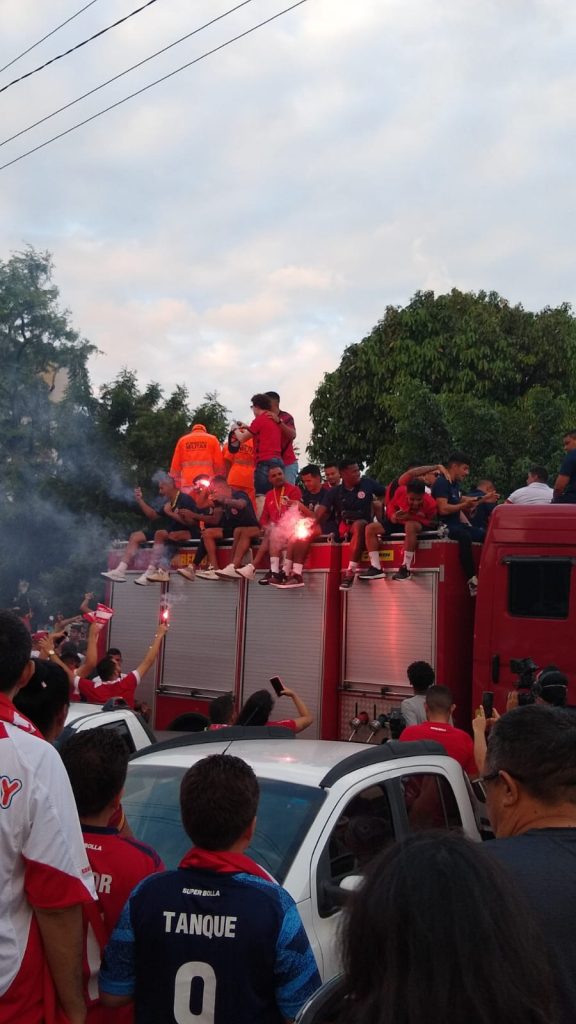 Jogadores do América desfilam em carro aberto por Natal e comemoram título com milhares de torcedores