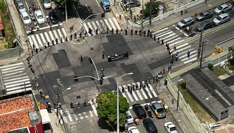 Em protesto pelo piso, enfermeiros fecham cruzamento de rua em Petrópolis