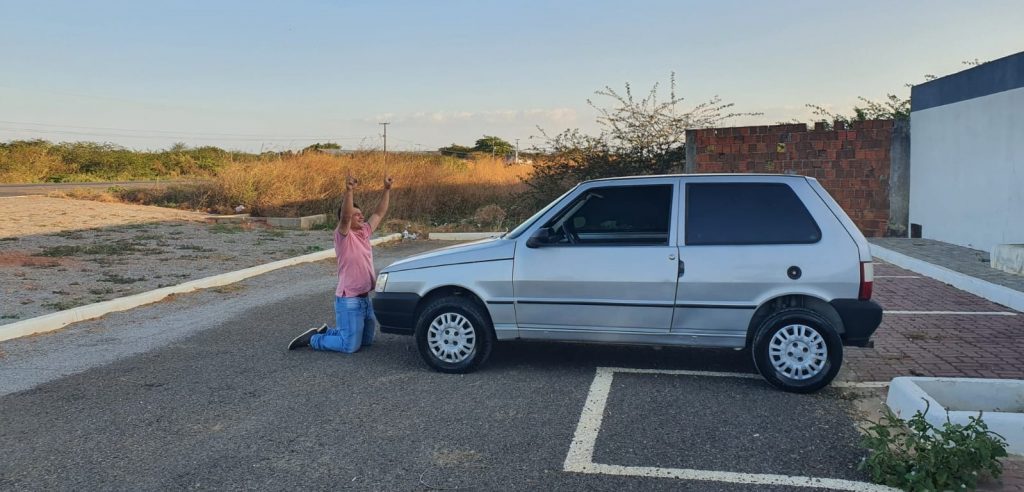 Grupo de empresários doa carro a pai de criança especial que teve seu veículo furtado em Mossoró