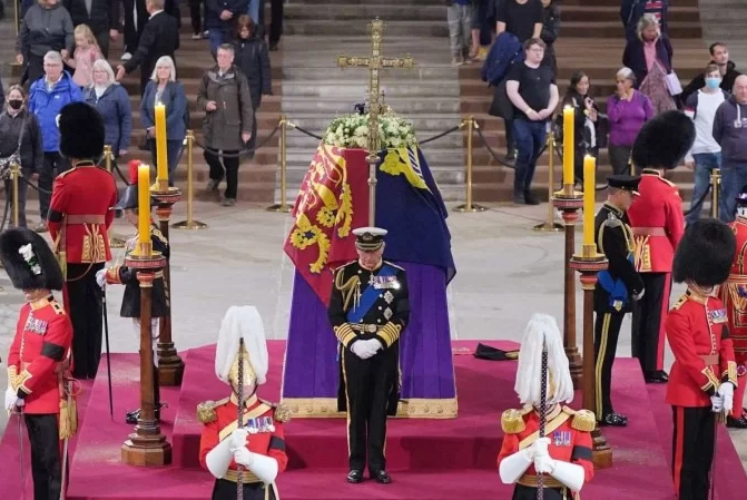 Corpo de rainha Elizabeth II é sepultado nesta segunda após velório restrito