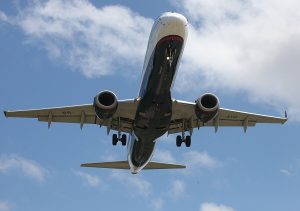 Empresas aéreas devem indenizar passageiro após cancelamento de voo em Fortaleza sem aviso prévio