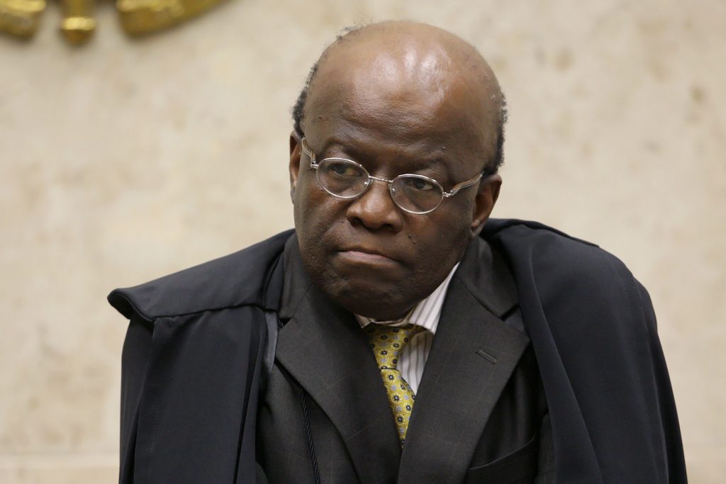 Joaquim Barbosa declara voto em Lula no primeiro turno