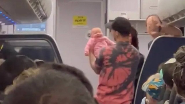 Enfermeira salva bebê de 3 meses que parou de respirar a bordo de avião