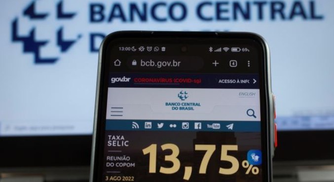 Banco Central mantém taxa básica de juros em 13,75% e encerra ciclo de alta