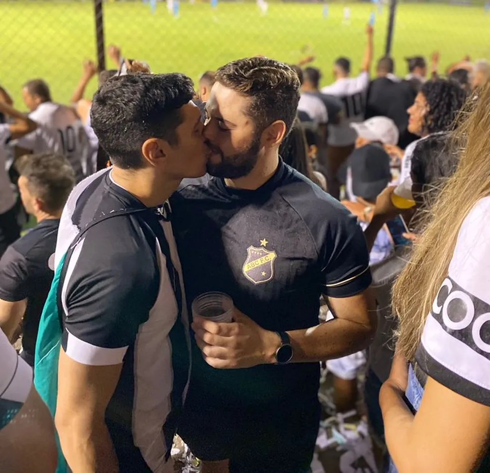 Beijo entre torcedores do ABC em jogo do acesso gera ataques homofóbicos na web