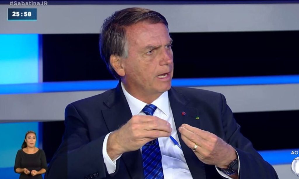 Bolsonaro alega que não houve atraso na vacinação contra covid-19