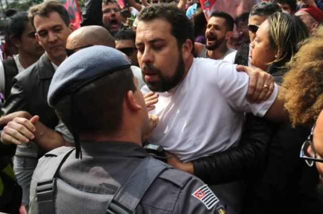 Militante do MBL acusa Boulos de agressão e PM tenta prendê-lo em SP; Político nega acusações