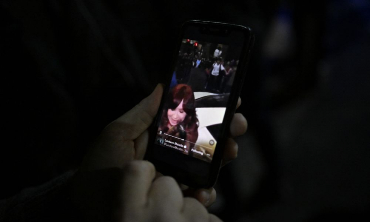 Peritos perdem informações do celular de brasileiro que tentou matar Kirchner e colocam investigações em risco