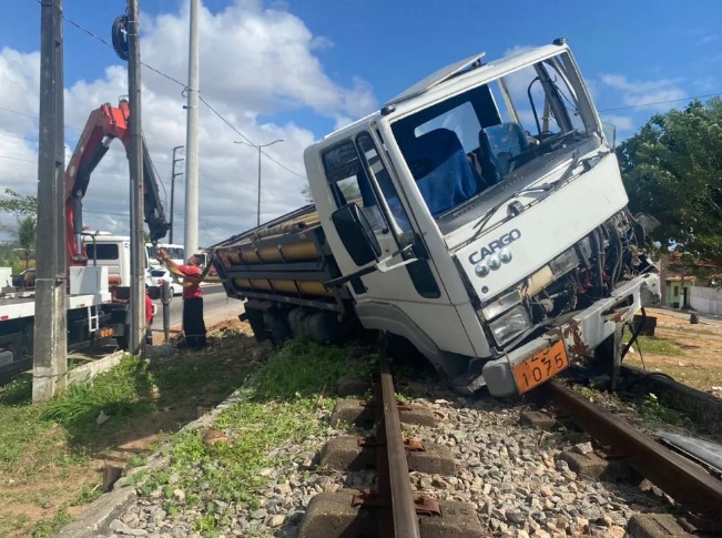 Caminhão derruba poste, bate em carro e interdita linha de trem em Natal