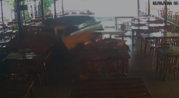 Carro invade e destrói churrascaria em Nova Descoberta