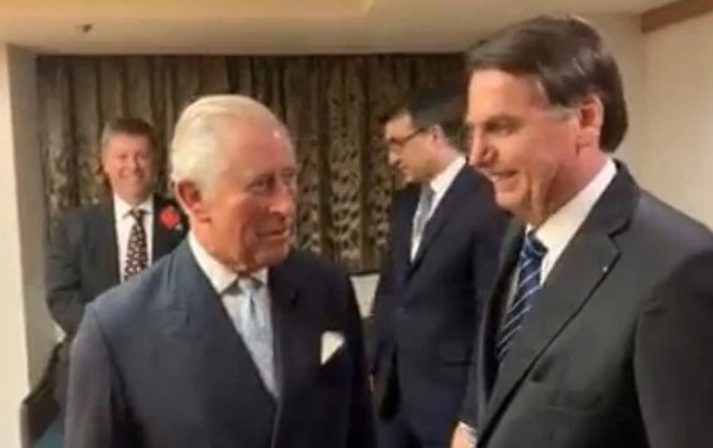 Bolsonaro é recepcionado pelo rei Charles III em Londres