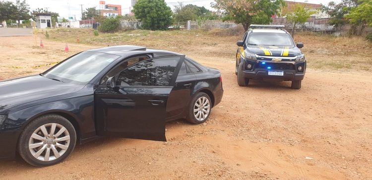 PRF cumpre mandado de busca e apreende carro de luxo em Mossoró