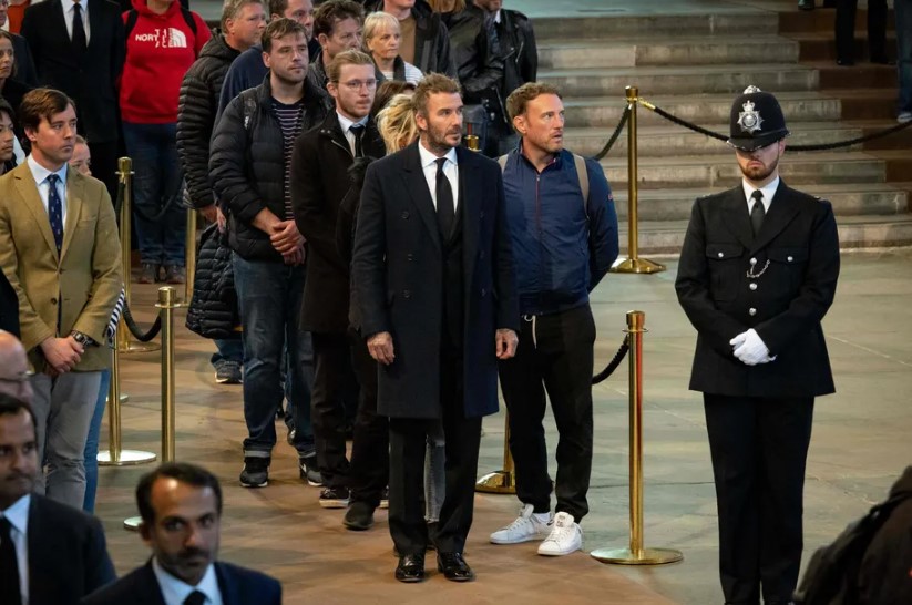 Mundo David Beckham recusa oferta para ‘furar’ fila em velório de Rainha Elizabeth II e espera 12 horas para se despedir da monarca