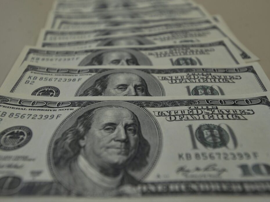 Dólar abre a semana em alta e bate em R$ 5,40 com aversão global a risco