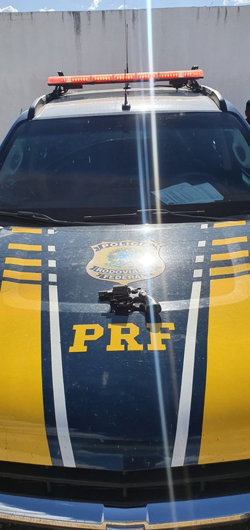 Motorista esconde arma embaixo do tapete do carro e é pego pela PRF no RN