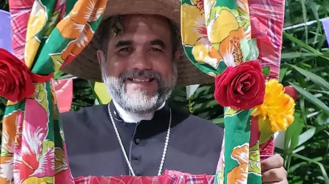 Após ser chamado de ‘padre de festa junina’, internautas resgatam fotos de Padre Kelmon fantasiado